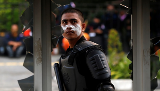 عنصر من الشرطة الإندونيسية