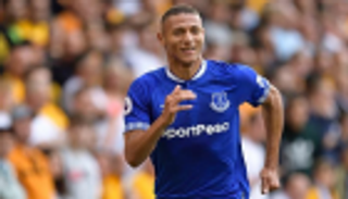 مهاجم إيفرتون يعلق على اهتمام برشلونة ومانشستر يونايتد