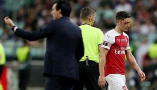 مسعود أوزيل عند خروجه