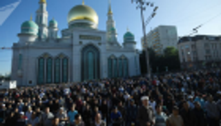 الآلاف يؤدون صلاة عيد الفطر في جامع موسكو الكبير