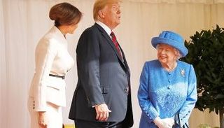الملكة إليزابيث والرئيس الأمريكي وزوجته ميلانيا