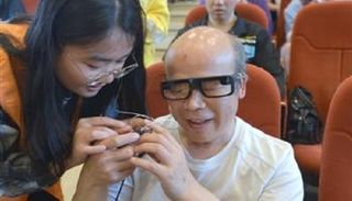 نظارات ذكية تساعد المكفوفين 