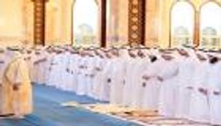 محمد بن راشد يؤدي صلاة عيد الفطر بمسجد زعبيل