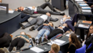 مجموعة قتلى.. 20 محتجا يقاطعون جلسة البرلمان الألماني انتصارا للمناخ‬