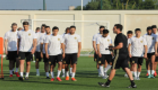 اكتمال الصفوف في معسكر الجزائر