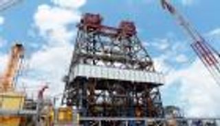 النفط يرتفع 1% مدعوما بصعود الأسهم العالمية