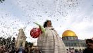 ملايين المسلمين يحتفون بأول أيام عيد الفطر