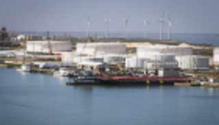 النفط يتراجع بعد ارتفاع مخزونات أمريكا وتعليقات بشأن إمدادات روسيا