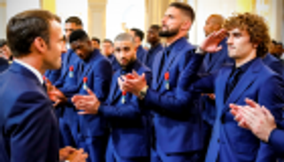 ماكرون يكرم المنتخب الفرنسي بوسام الشرف