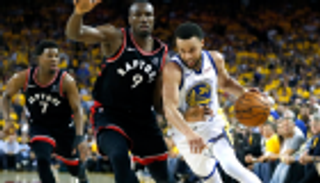 كوري يتألق ووريورز يسقط بدوري السلة الأمريكي