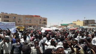 اعتصام السودانيين أمام مقر القيادة العامة للجيش - أرشيفية