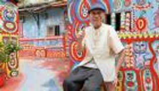 "قرية قوس قزح".. عجوز ينقذ منطقته بتحويلها لمزار سياحي