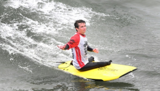 جندي سابق في الجيش الأمريكي يشارك في مبادرة لركوب الأمواج