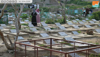 مواطنون يمنيون في مقبرة "الشهداء" بتعز