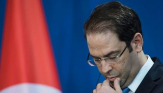 الأزمات السياسية تلاحق حكومة الشاهد داخل وخارج تونس