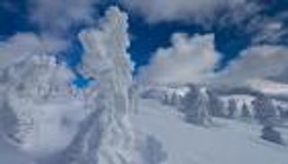 تلال الشوكولاتة والثقب الأزرق.. غرائب الطبيعة حول العالم