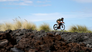 مشارك في مسابقة الترياتلون "أيرون مان" بهاواي 