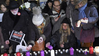 فرنسيون يوقدون الشموع في ذكرى ضحايا اعتداءات باريس