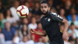 الغموض يحيط بمستقبل نجم الجزائر السابق