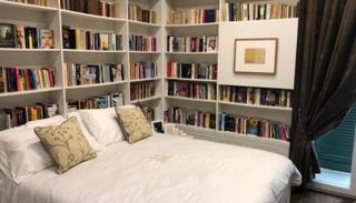 المكتبة الفندق في نابولي