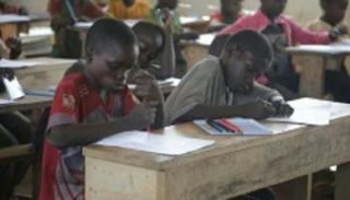 أطفال في أفريقيا الوسطى يتخلصون من كوابيس الحروب بالرسم