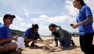 مجموعة من المشاركين في تنظيف ساحل شمال إسبانيا من النفايات والبلاستيك