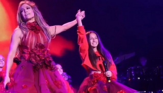 جنيفر لوبيز تغني مع ابنتها في لوس أنجلوس