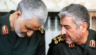 جعفري إلى يمين الصورة وسليماني لليسار - أرشيفية