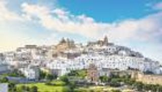 "أوستوني" البيضاء.. إحدى مدن الخيال على شواطئ إيطاليا