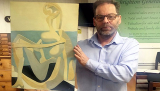 فيليب ستابلتون يحمل لوحة بيكاسو