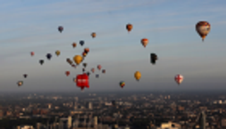 سماء لندن بالألوان.. 46 منطادا تجمع ربع مليون إسترليني