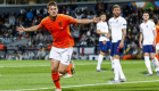 محاولة أخيرة من برشلونة للظفر بتوقيع دي ليخت