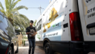 شاحنة تجوب شوارع عمان لرعاية الحيوانات الأليفة