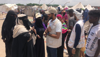 فرق الهلال الإماراتي في مخيم النازحين بعدن