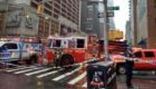 تحطم مروحية بعد اصطدامها بمبنى في حي مانهاتن بأمريكا