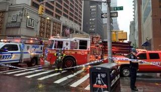 سيارات المطافئ في موقع الحادث