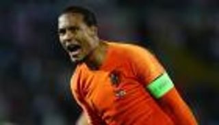 خاص بالصوت.. فان ديك لـ"العين الرياضية": ميسي الأحق بالكرة الذهبية