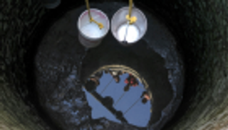 مصرع طفل هندي داخل بئر.. ظل عالقاً 5 أيام