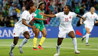 فرحة لاعبات كندا بالهدف