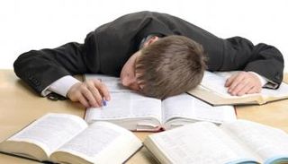 الإفراط في الطعام ليلا يصيب بالنعاس