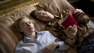 مشهد من فيلم "القارئ" المأخوذ عن الرواية الألمانية الشهيرة