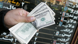 عملة إيران تدنت لنحو 70 % أمام الدولار الأمريكي على مدار عام