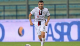 كالياري يستخدم "واتساب" لتمديد عقد لاعبه