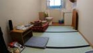 مجلات وسرير ومقرمشات.. مرحبا بكم في زنزانة كارلوس غصن اليابانية