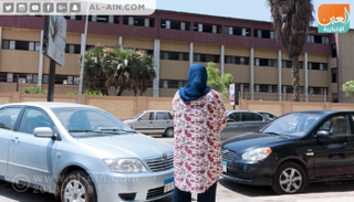 إحدى الأمهات تنتظر ابنتها