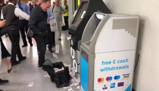 العميل وقف بالقرب من آلة النقدية لجمع المال