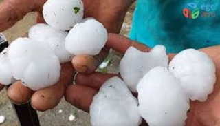 البرد يتسبب في إصابة 10 أتراك ويلحق أضرارا بالمنازل والسيارات