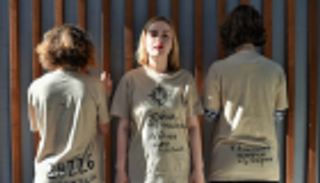 "الحرب ليست موضة".. اقتحام عرض أزياء استغل مأساة سوريا تجاريا