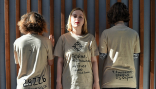 روسيات يقتحمن عرض أزياء للتنديد بالاستغلال التجاري للحرب في سوريا