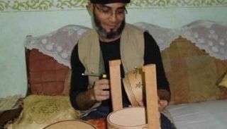 محمود يصنع من الكارتون إحدى تحفه الفنية